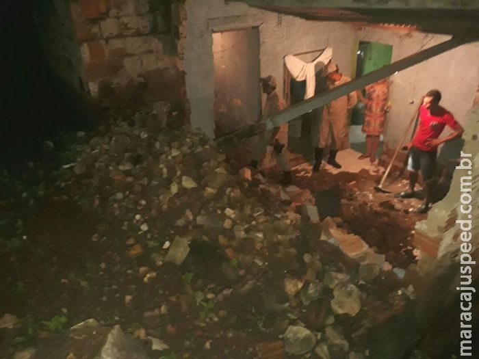 Deslizamento de terra atinge casa com três pessoas em cidade de MS Deslizamento de terra atinge casa com três pessoas em cidade de MS