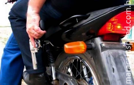 Em rotatória, motociclista é ‘fechada’ por ladrões e um acaba detido por populares