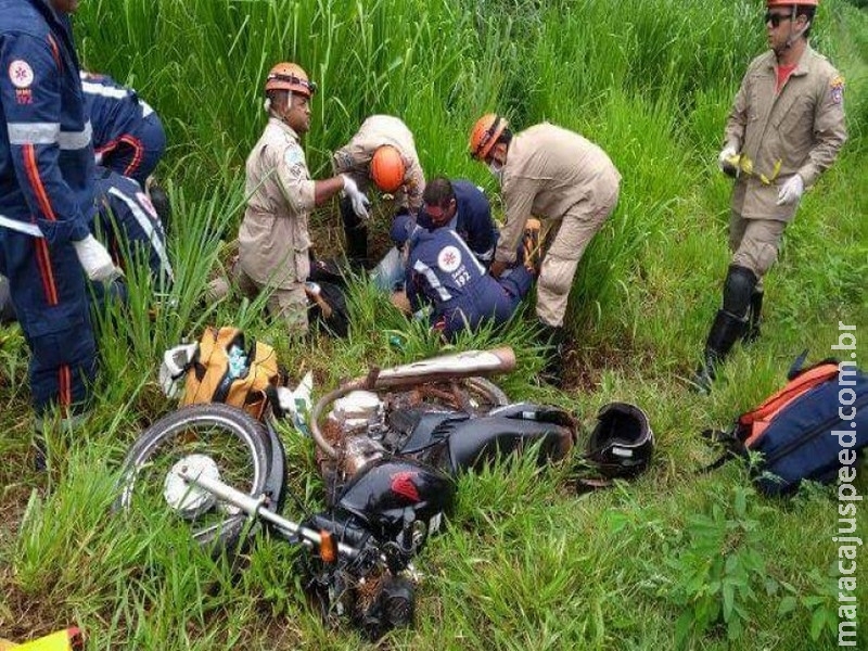 Freio de motocicleta trava em curva e casal é arremessado em meio a matagal na rodovia