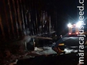 Incêndio destrói caminhão que carregava frutas no interior de MS Incêndio destrói caminhão que carregava frutas no interior de MS