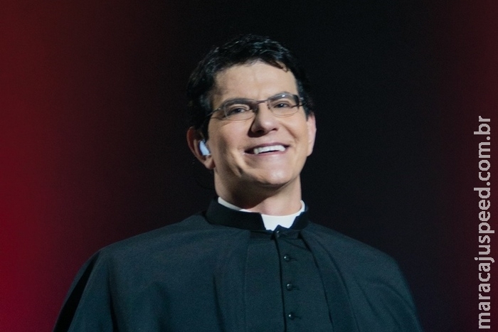Jovem afirma que está grávida de padre Reginaldo Manzotti; padre nega Jovem afirma que está grávida de padre Reginaldo Manzotti; padre nega
