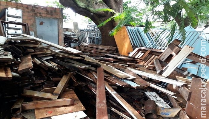 Leitor envia fotos de entulhos ao lado de creche dentro da Santa Casa