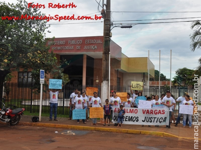 Maracaju: Familiares e amigos de Adjalmo Vargas Machado fazem manifestação em frente ao Ministério Público
