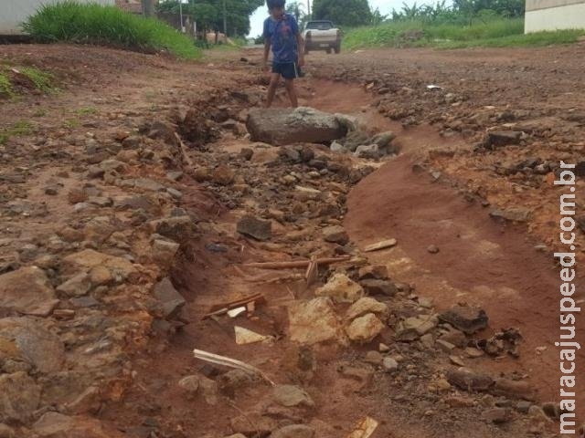 Morador reclama de cratera e diz que rua vira "riacho" em dias de chuva Morador reclama de cratera e diz que rua vira "riacho" em dias de chuva