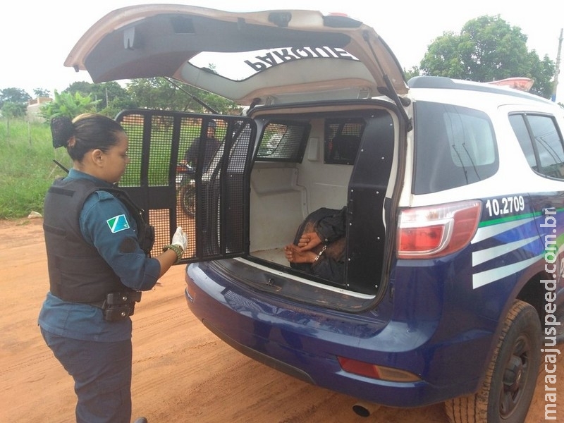 Moradores amarram suspeito de furtos em poste em bairro de Campo Grande