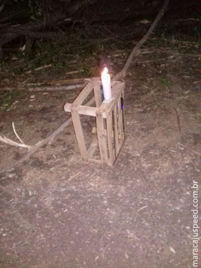 Moradores colocam vela em rua por causa de árvore caída a mais de 24h Moradores colocam vela em rua por causa de árvore caída a mais de 24h