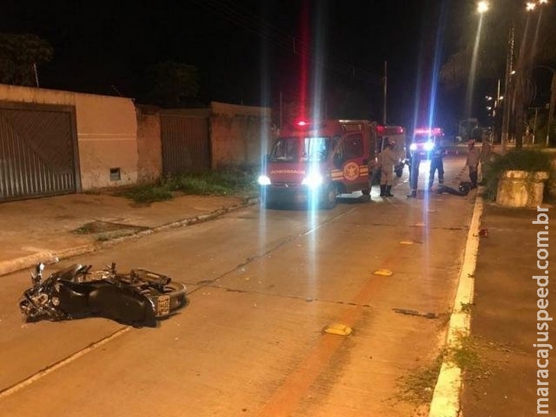 Moto colide em tubo de concreto e condutor morre após queda