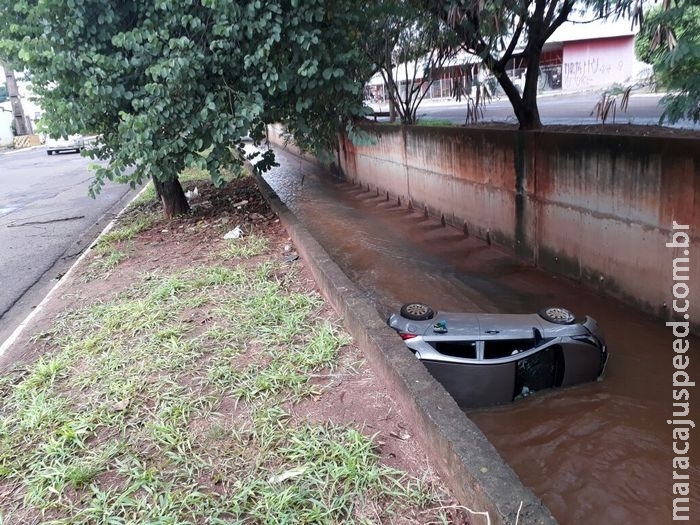 Motorista da Uber dorme ao volante e acaba caindo em córrego com passageiro Motorista da Uber dorme ao volante e acaba caindo em córrego com passageiro
