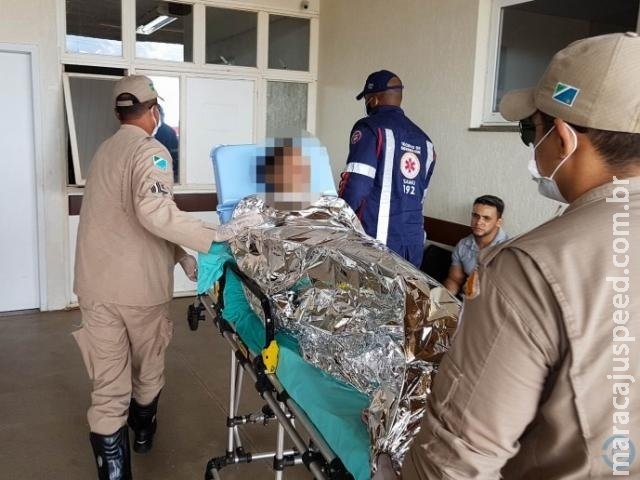 Mulher que ateou fogo no próprio corpo é transferida para a Santa Casa Mulher que ateou fogo no próprio corpo é transferida para a Santa Casa