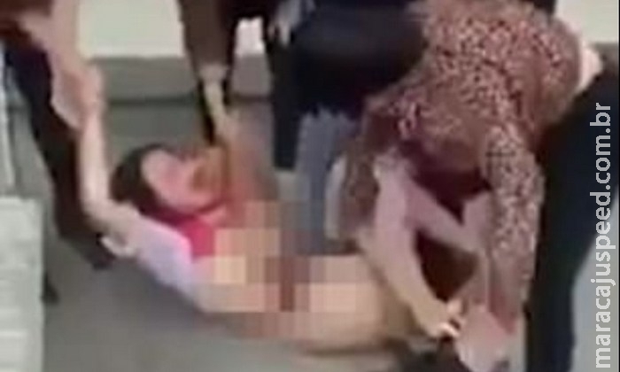 Mulher tira roupa da amante do marido em público e a agride com salto Mulher tira roupa da amante do marido em público e a agride com salto