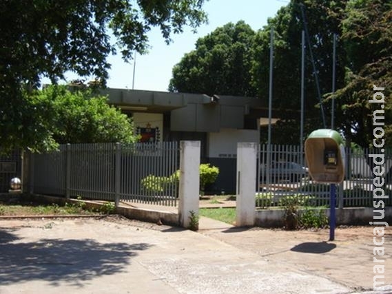 No meio da rua, homem é esfaqueado no pescoço e abdômen por conhecido No meio da rua, homem é esfaqueado no pescoço e abdômen por conhecido