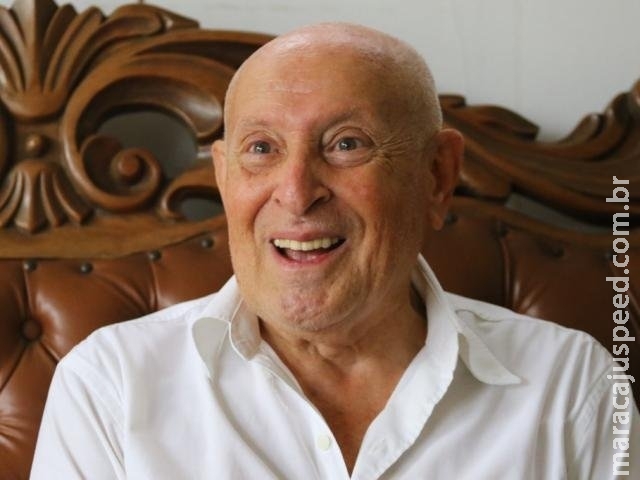 Padre é famoso por chorar em todo casamento, ao lembrar da esposa que partiu Padre é famoso por chorar em todo casamento, ao lembrar da esposa que partiu