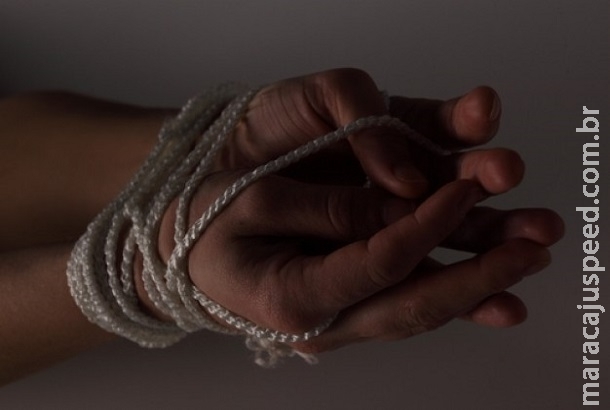 Pai e filho são amarrados por ladrões que roubaram camionete, TV e celulares