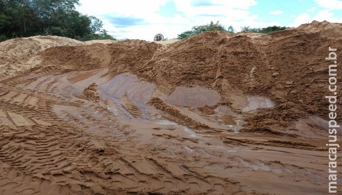 PMA fecha e autua em R$ 10 mil mineradora que extraía areia ilegalmente do leito de córrego e por descumprimento de embargo PMA fecha e autua em R$ 10 mil mineradora que extraía areia ilegalmente do leito de córrego e por descumprimento de embargo