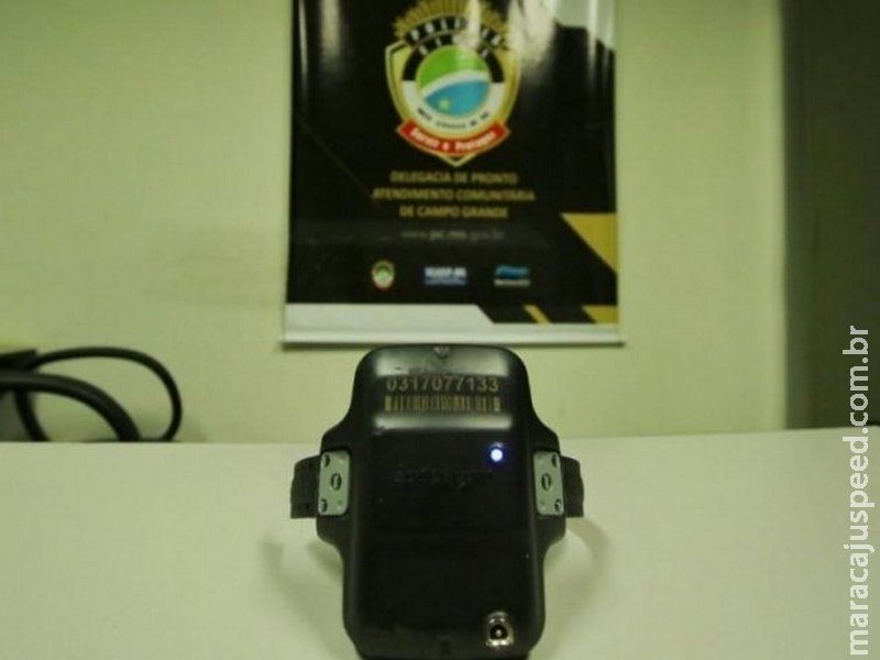 Presa por tráfico de drogas, mulher arranca tornozeleira eletrônica e foge