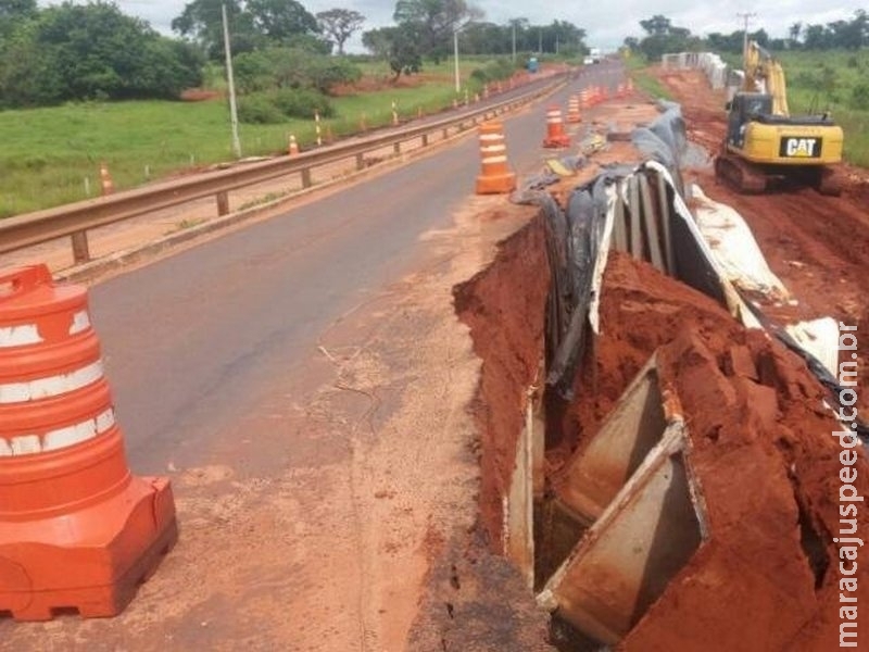 Tráfego pesado continua proibido em rodovias que desmoronaram Tráfego pesado continua proibido em rodovias que desmoronaram