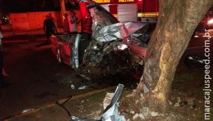 Um morre e outro fica gravemente ferido em colisão de Saveiro em árvore Um morre e outro fica gravemente ferido em colisão de Saveiro em árvore