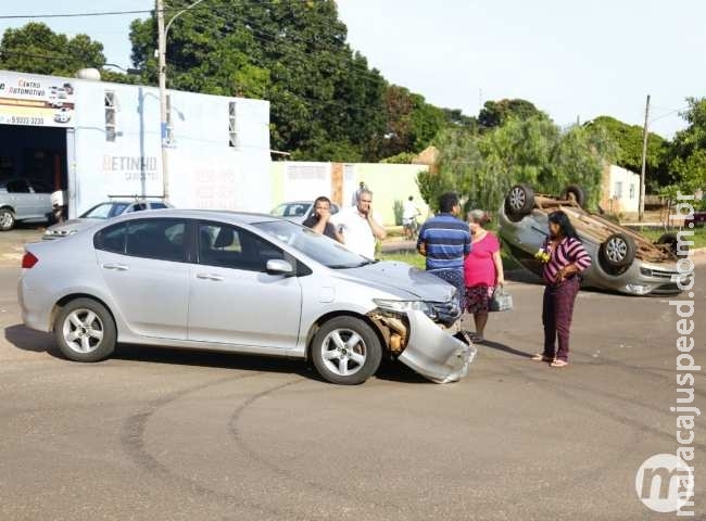 Acidente com capotamento deixa dois feridos em Campo Grande