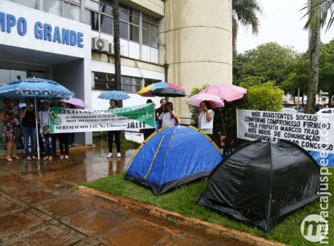 Assistentes sociais acampam na Prefeitura e pedem mais convocações