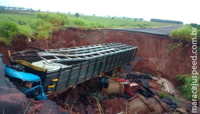 Caminhão cai em cratera da MS-475 e passageiro morre Caminhão cai em cratera da MS-475 e passageiro morre