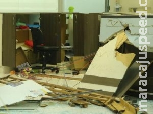 Caminhonete invade e destrói recepção de autoescola no Centro da Capital