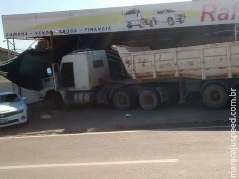 Carreta desgovernada invade garagem na BR-163 e danifica veículos
