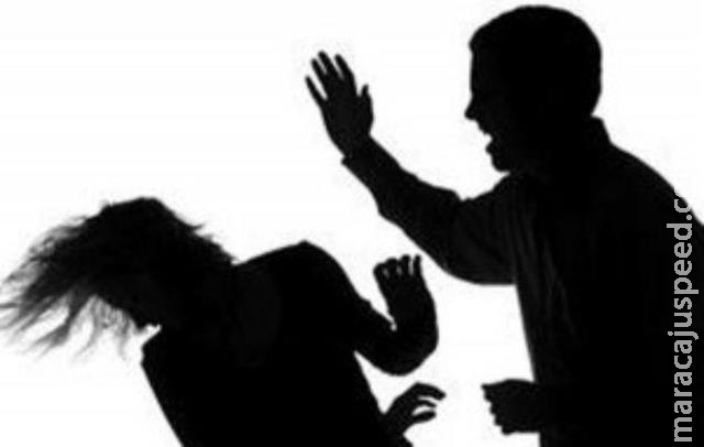 Casal briga por causa de sanduíche e mulher é agredida a vassouradas