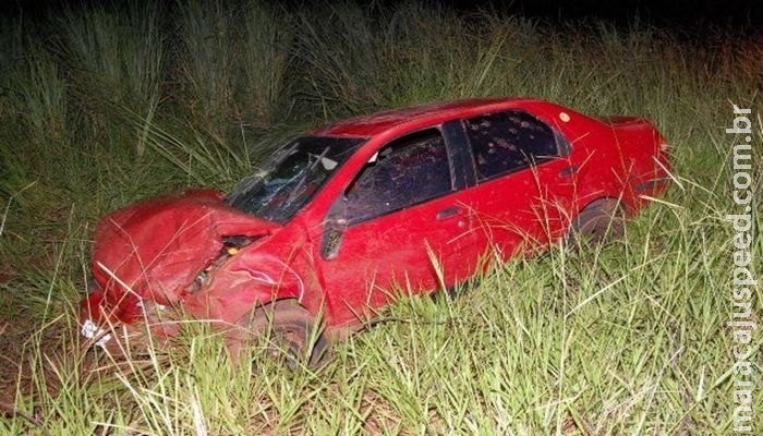Casal fica ferido após motorista perder controle e carro cair em barranco Casal fica ferido após motorista perder controle e carro cair em barranco