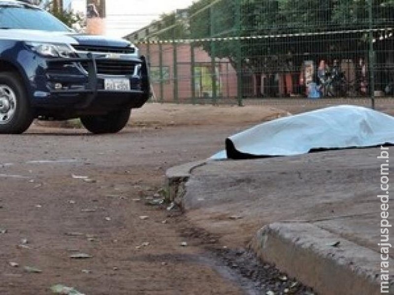 Corpo de homem de 47 anos é encontrado na calçada com um tiro na cabeça