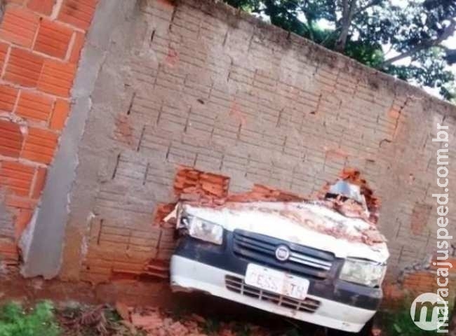 Embriagado, motorista colide e derruba muro de residência na Capital