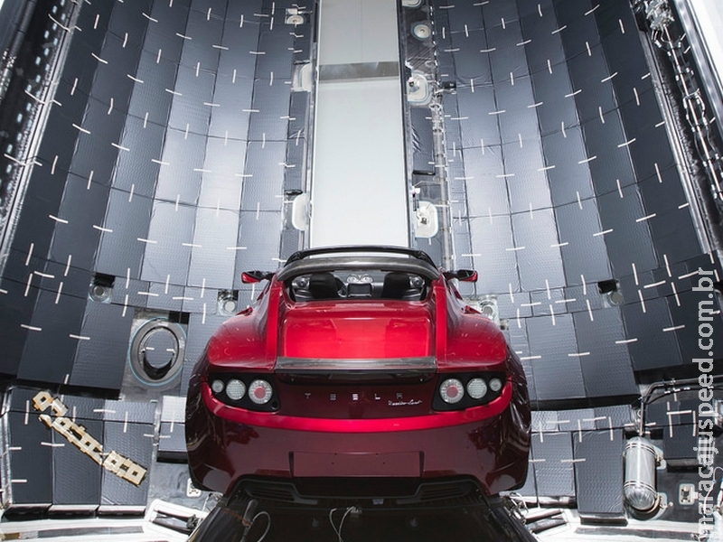 Foguete mais poderoso do mundo vai por carro em órbita no espaço