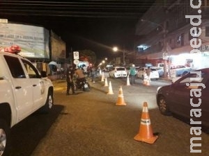 Grupo armado rouba carro de jovem na saída de bar próximo à UFMS