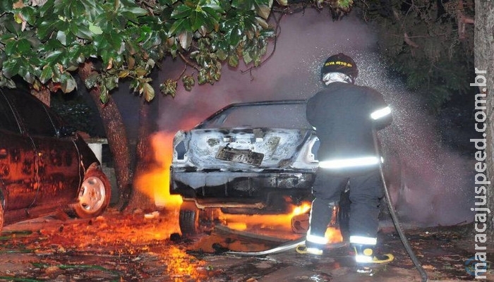 Incêndio destrói veículo durante madrugada e suspeita é de crime