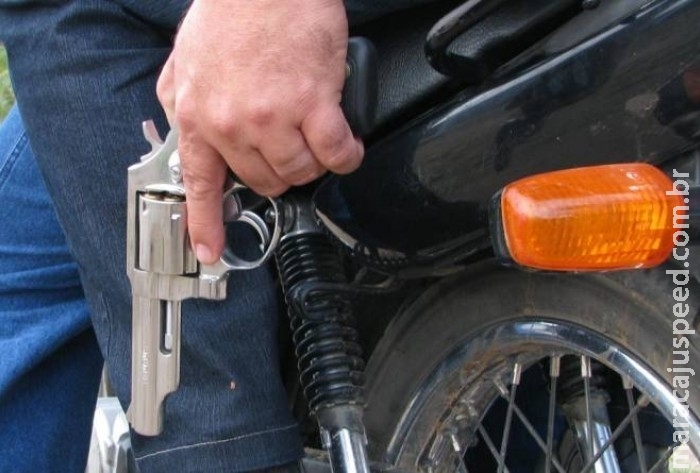 Ladrão com camiseta do Flamengo bate em mulher durante roubo na Calógeras