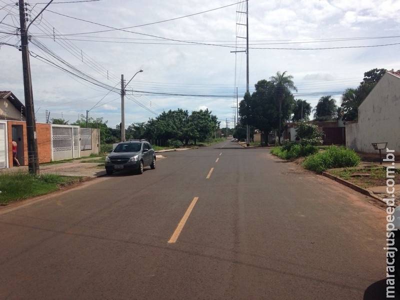Ladrões esfaqueiam jovem e chutam cachorro pequeno durante assalto em Campo Grande