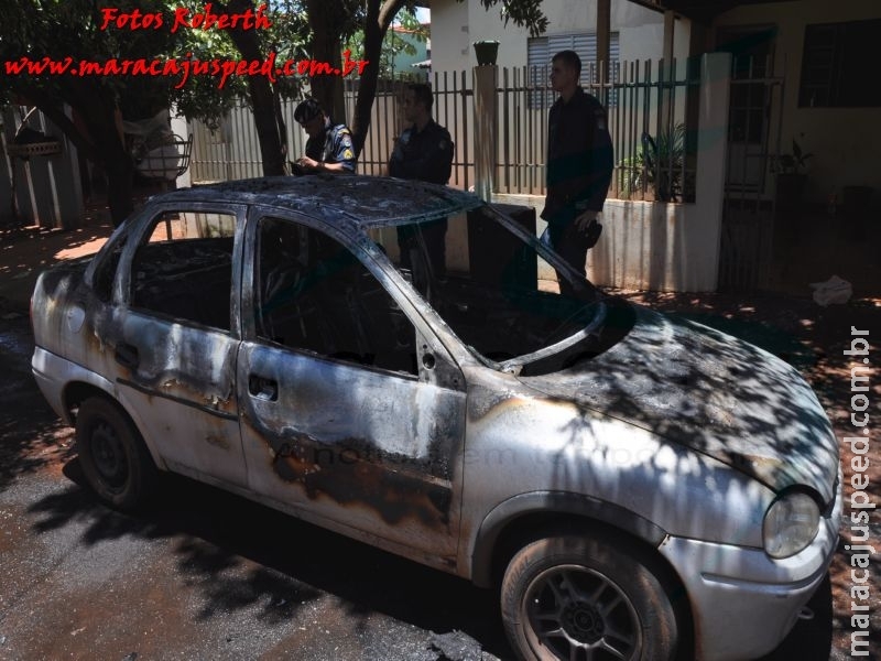 Maracaju: Carro é consumido por fogo no Bairro Cambarai, após curto circuito