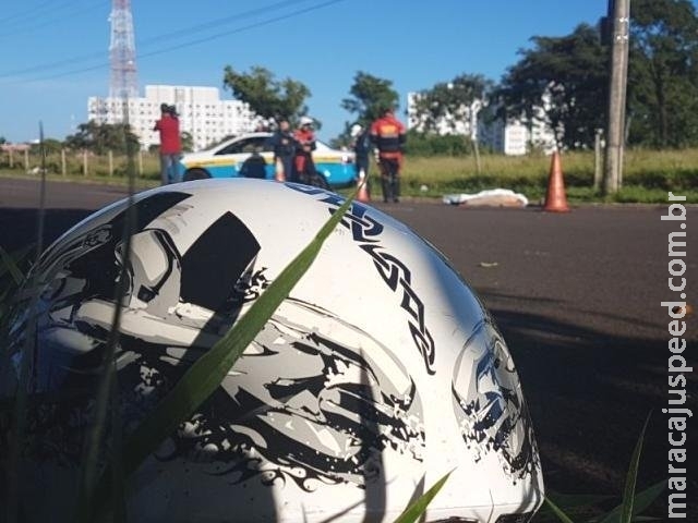 Motociclista perde controle ao passar em buraco, colide em poste e morre Motociclista perde controle ao passar em buraco, colide em poste e morre
