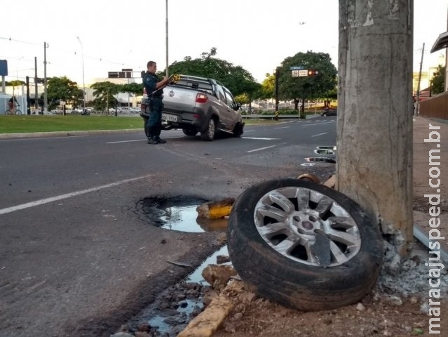 Motorista bêbado atropela motociclista, bate em dois carros e acerta poste