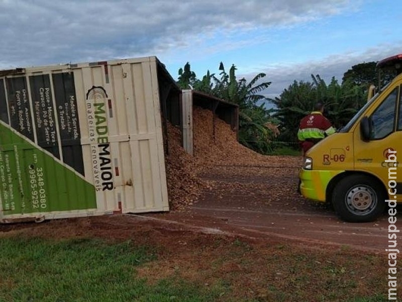 Motorista de 57 anos morre após caminhão tombar em rotatória