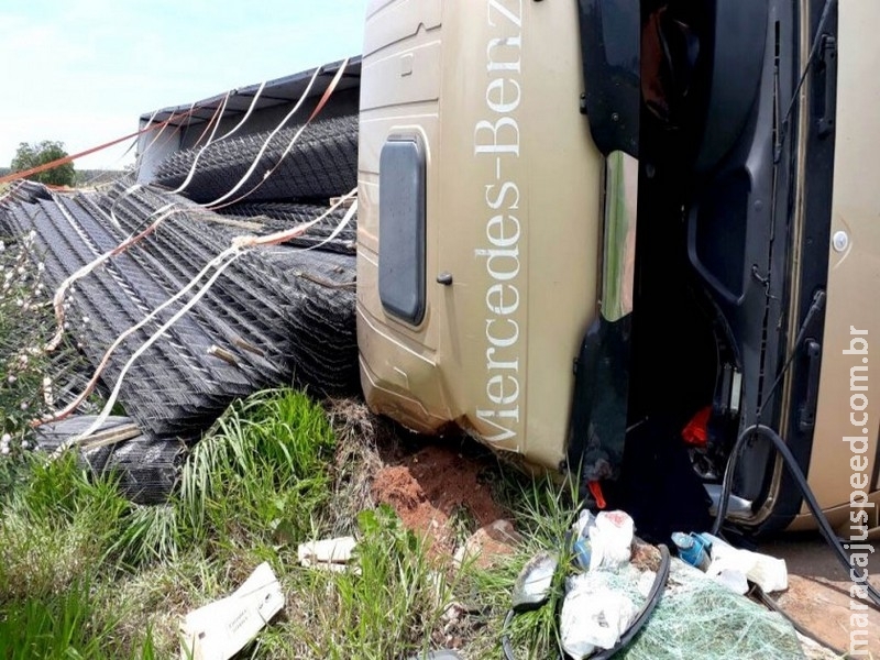 Motorista fica ferido em tombamento de carreta carregada com ferro