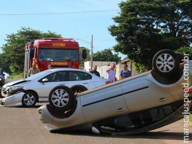 Motorista não respeita sinalização de pare e causa capotagem no Colúmbia