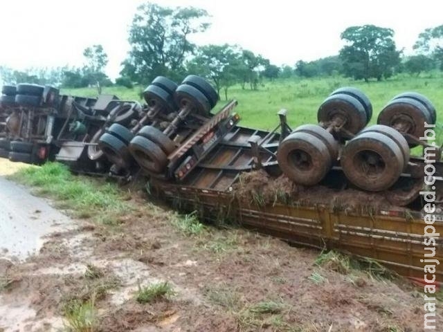 Motorista perde controle da direção e carreta carregada de soja tomba