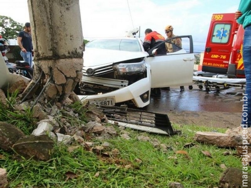 Motorista perde controle de carro e bate em poste na Capital
