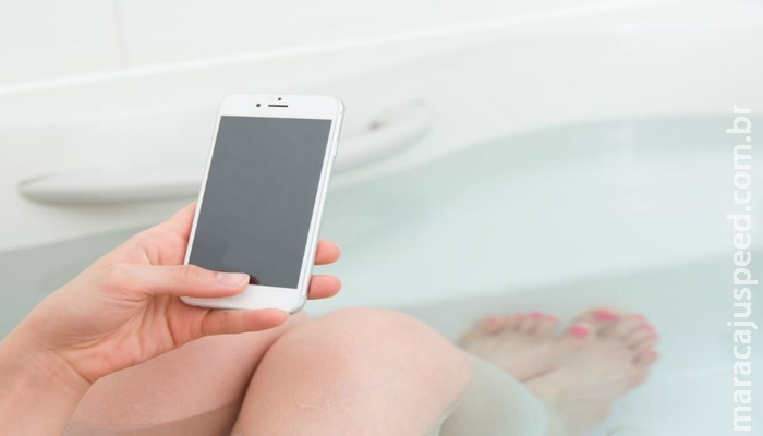 Mulher morre ao tentar tirar selfie e celular cair na banheira Mulher morre ao tentar tirar selfie e celular cair na banheira