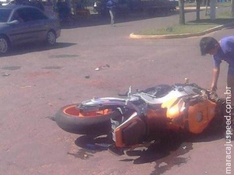 Sem capacete, motociclista de 27 anos bate em ônibus e morre