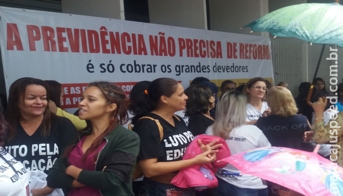 Trabalhadores protestam contra Reforma da Previdência que protege os "marajás"
