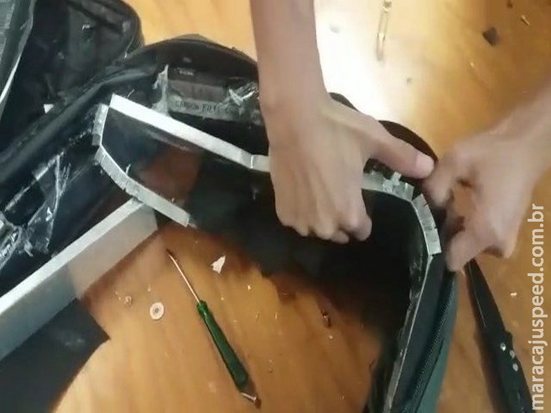Traficante usa estrutura de mala para esconder cocaína, mas acaba presa