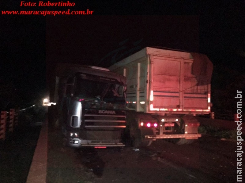 Urgente: Colisão entre duas carretas e veículo de passeio em Maracaju Urgente: Colisão entre duas carretas e veículo de passeio em Maracaju