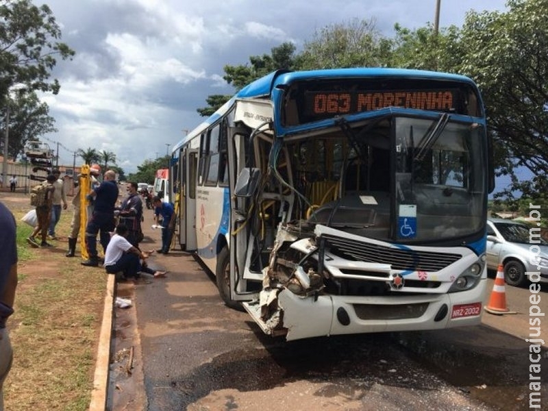 Acidente entre ônibus e caminhão deixa pelo menos nove feridos