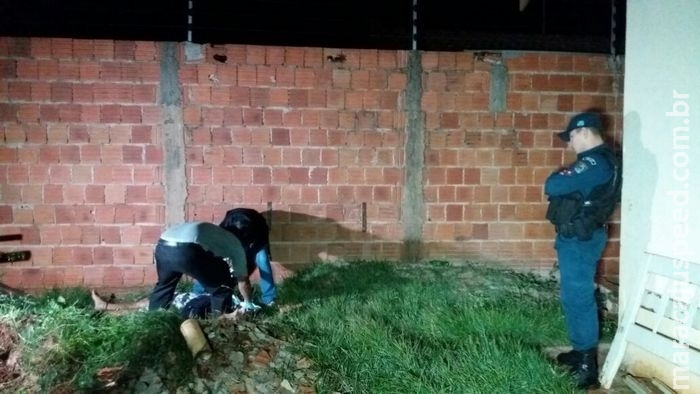 Após gritos de socorro, vizinhos acham jovem morto nos fundos de casa Após gritos de socorro, vizinhos acham jovem morto nos fundos de casa